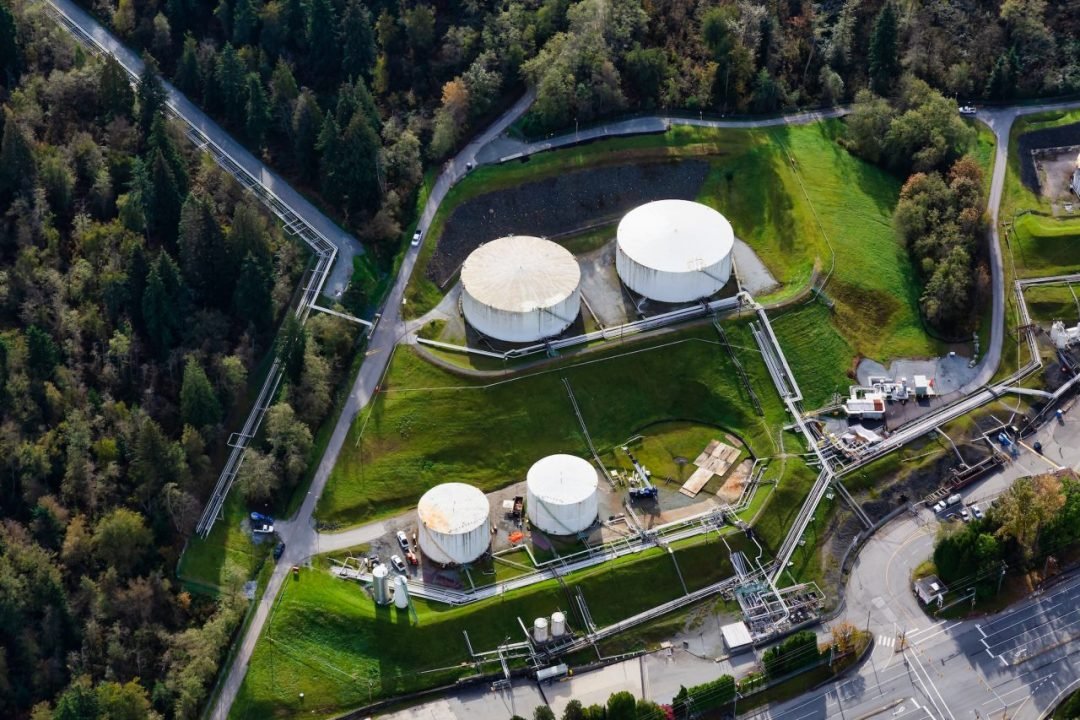 aerial-view-of-oil-refinery-industrial-site-in-a-modern-city-e1674900154491 aerial-view-of-oil-refinery-industrial-site-in-a-modern-city-e1674900154491